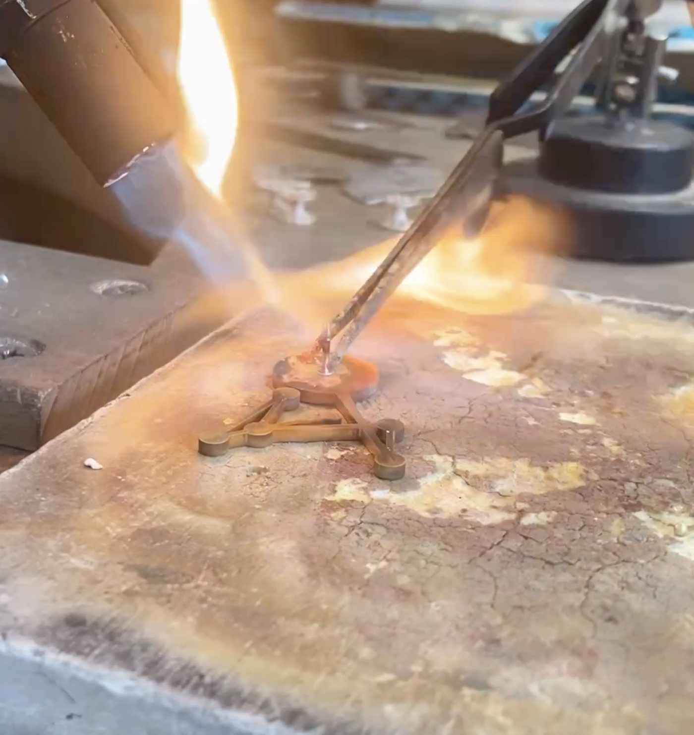 Soudure au chalumeau d'une pièce métallique dans l'atelier