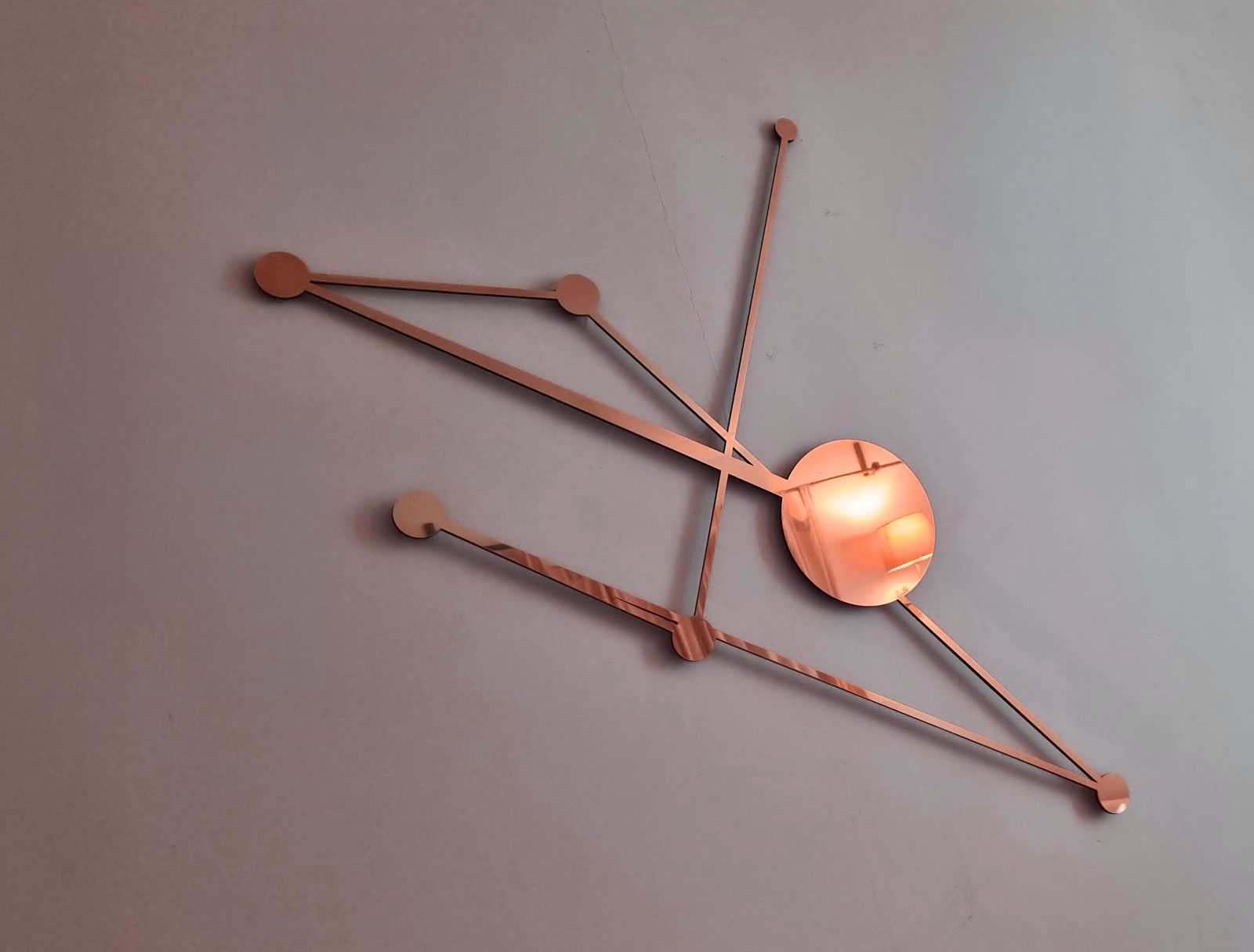 Sculpture Burning Blue en cuivre sur mur gris
